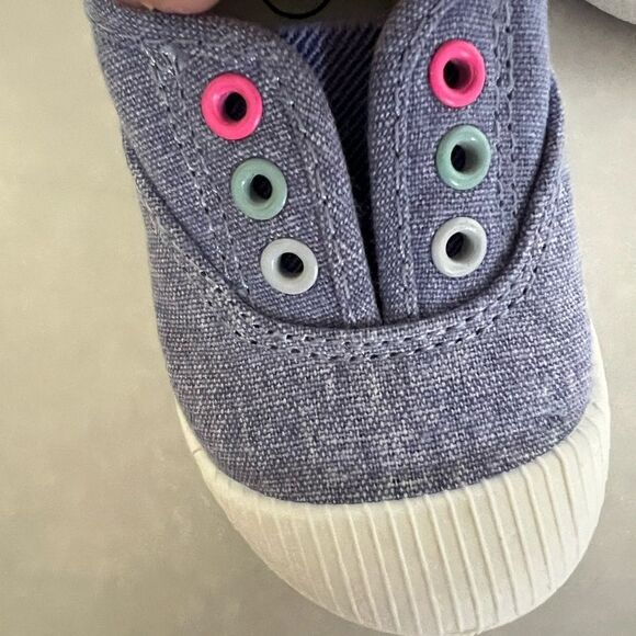 Size 4 kids tennis shoe - Picture 5 of 5